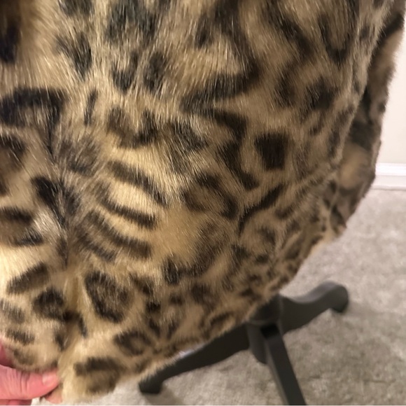 Leopard Print 2-3X Faux Fur Jacket with Black Collar - Picture 9 of 15